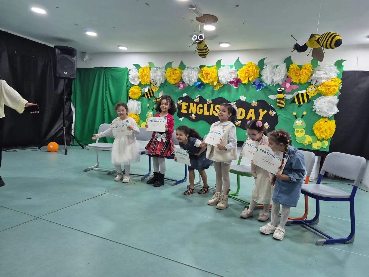 Des élèves de Didasko sur scène avec leurs certificats English Day