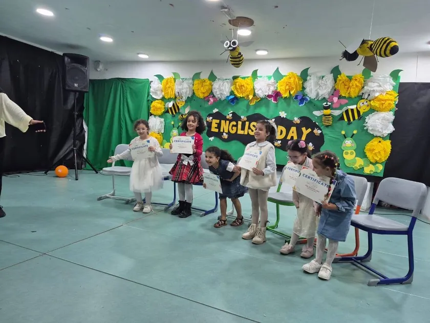 Les élèves réunis sur scène à English Day